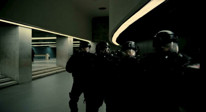 In Tenet's (2020) Opening Scene, Although We Aren't Introduced To The Main Character, The Viewers Eye Is Pulled Towards Him Because His Visor Is Clear, While All The Other Soldiers Visors Are Fogged Up