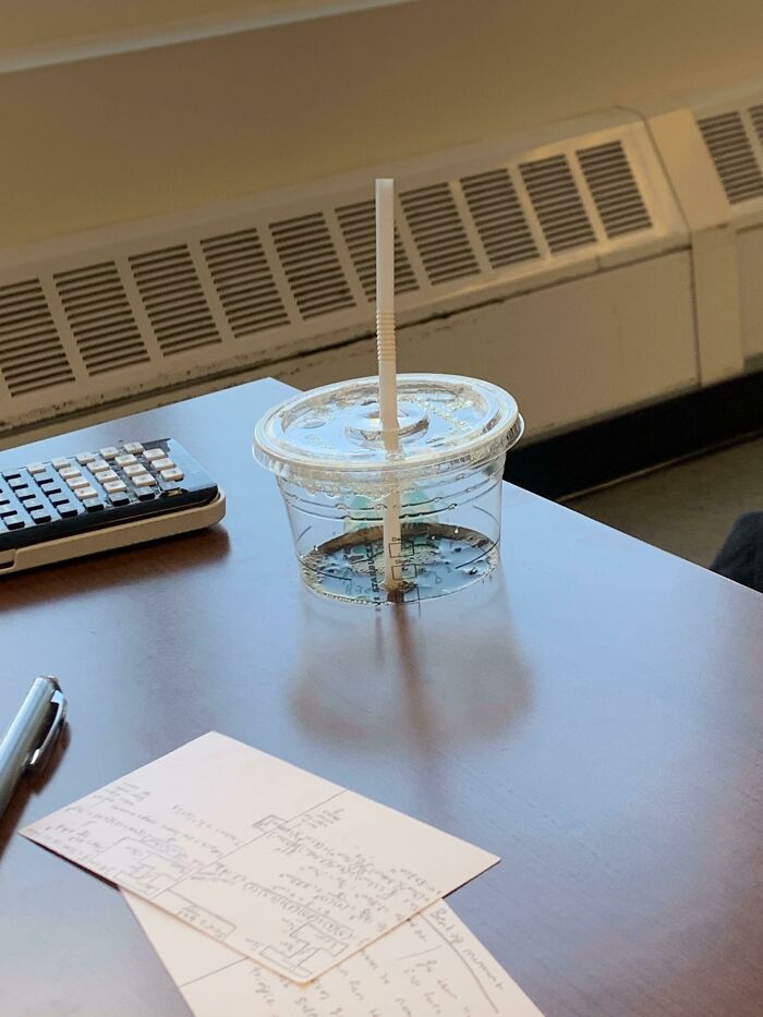 La copa de mi amigo antes de nuestro examen final tenía un aspecto bastante extraño en la mesa