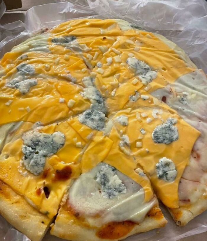 Es la primera vez que compro en un restaurante local llamado "Food and Love", pedí una pizza de cuatro quesos y esto es lo que entregaron