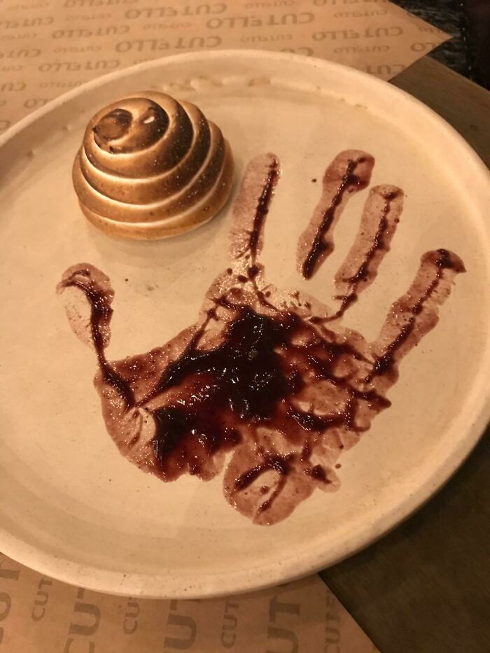 Una mano de mermelada servida en un plato en un restaurante de lujo