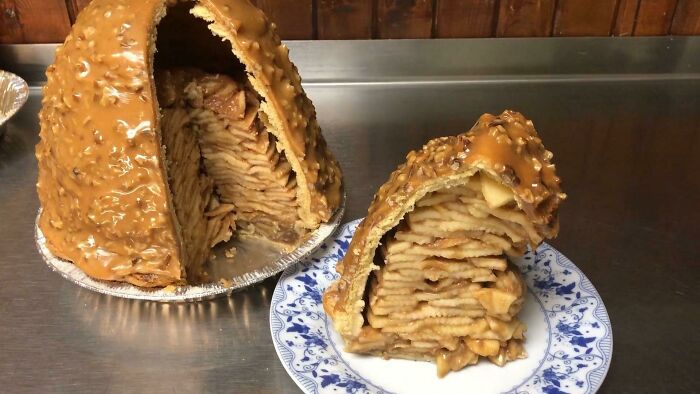 Tarta de manzana de un restaurante y panadería cercanos. Es deliciosa, pero casi imposible de comer