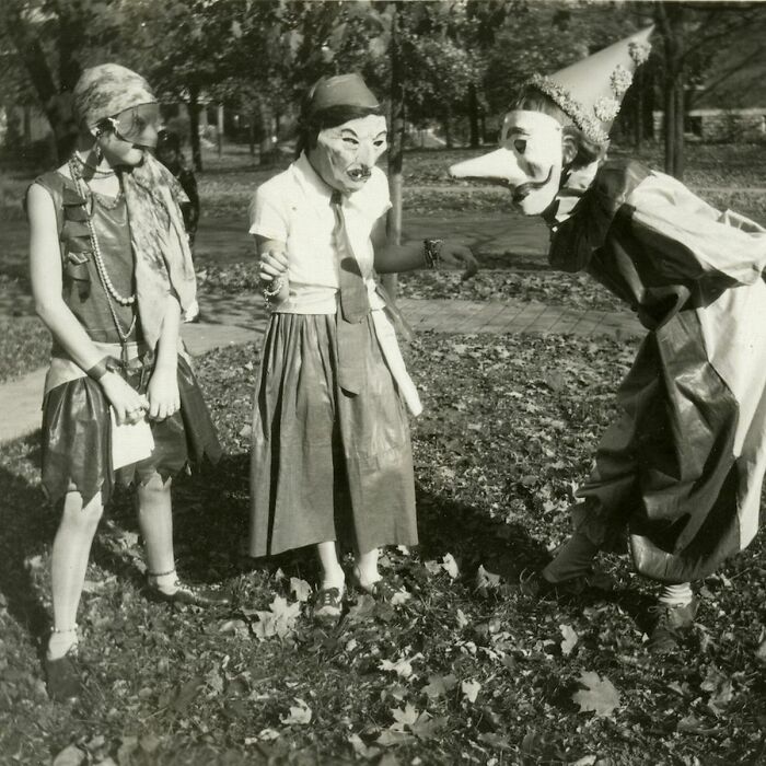 Tres chicas con disfraces en las fiestas de Halloween en College Hill, Cincinnati, Ohio, en 1929