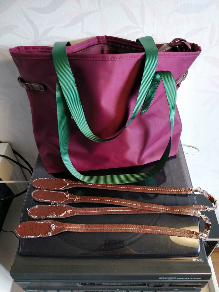 Bolsa vieja, vida nueva. Mi mamá pasó el día quitando las viejas correas de su bolsa de natación y las reemplazó con lo que tenía en casa: algunas viejas correas de carga. Creo que los colores combinan muy bien entre sí. ¡Por favor, aplausos!