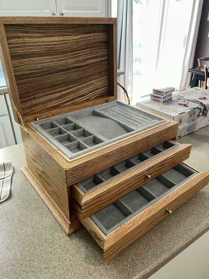 Acabo de terminar este joyero para mi abuela. La mayor parte está hecha con el roble de las escaleras de su vieja casa