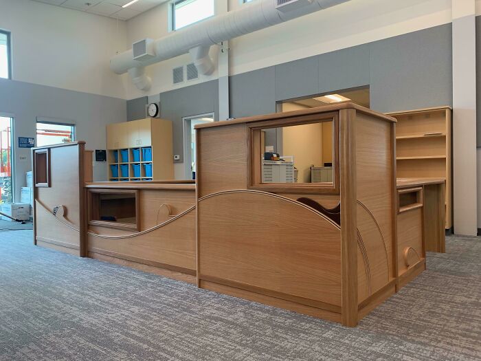 Terminé un área de escritorios en roble para la biblioteca escolar local