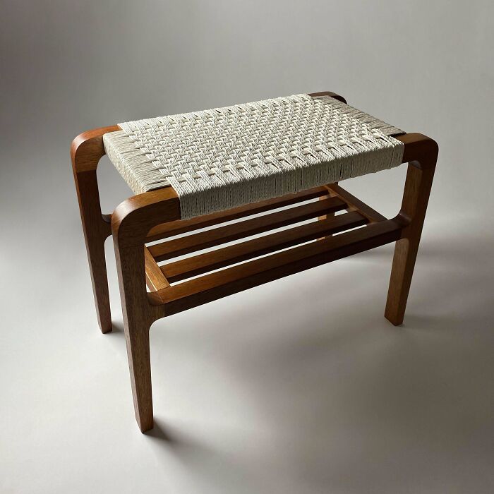 Banco de entrada en caoba africana, con cordones blancos