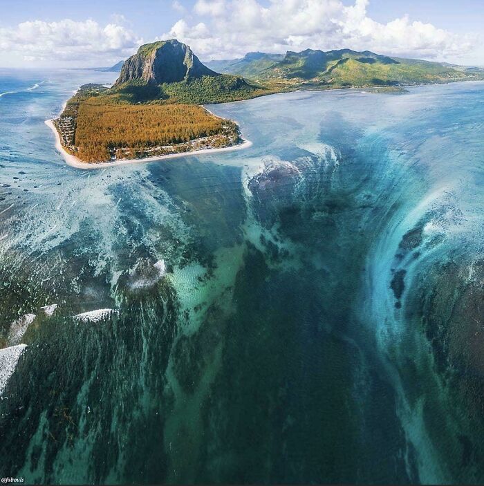 This Underwater “Waterfall” Is Giving Me Anxiety