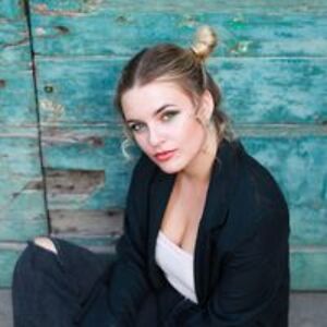 Лера Попова