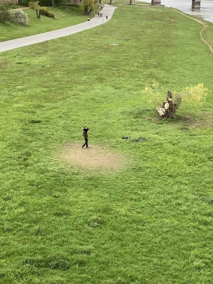 Este tipo bailando en el mismo lugar durante semanas