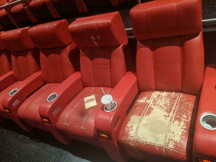 Asiento central exacto, tercera fila desde el fondo del cine, se usa mucho