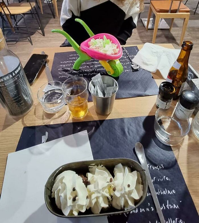 El helado de mi novio venía en una pequeña bañera de metal, pero el mío venía en una pequeña carretilla de plástico