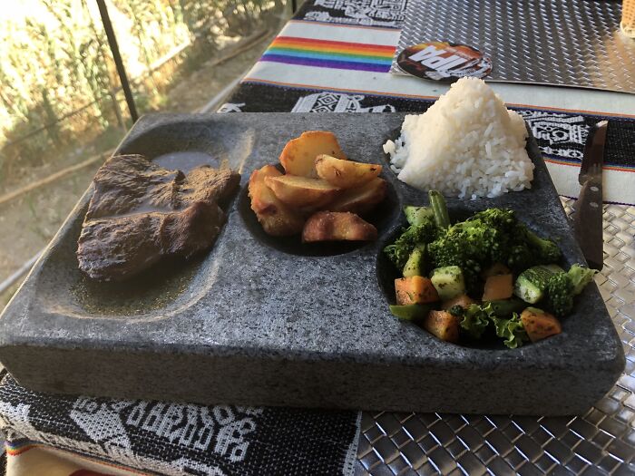 ¿El almuerzo se sirve en una piedra pesada? Me supo mal por mi camarero que tuvo que cargarla