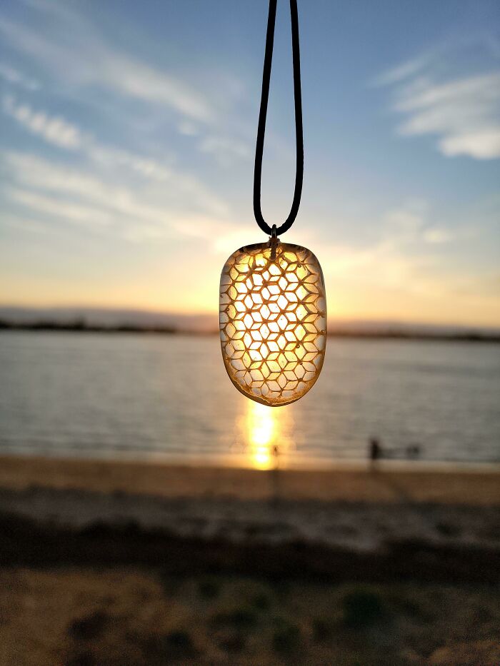 I'm A Beekeeper And I Preserve Natural Pieces Of Honeycomb I Find Inside Hives With Resin Into Pendants And Art