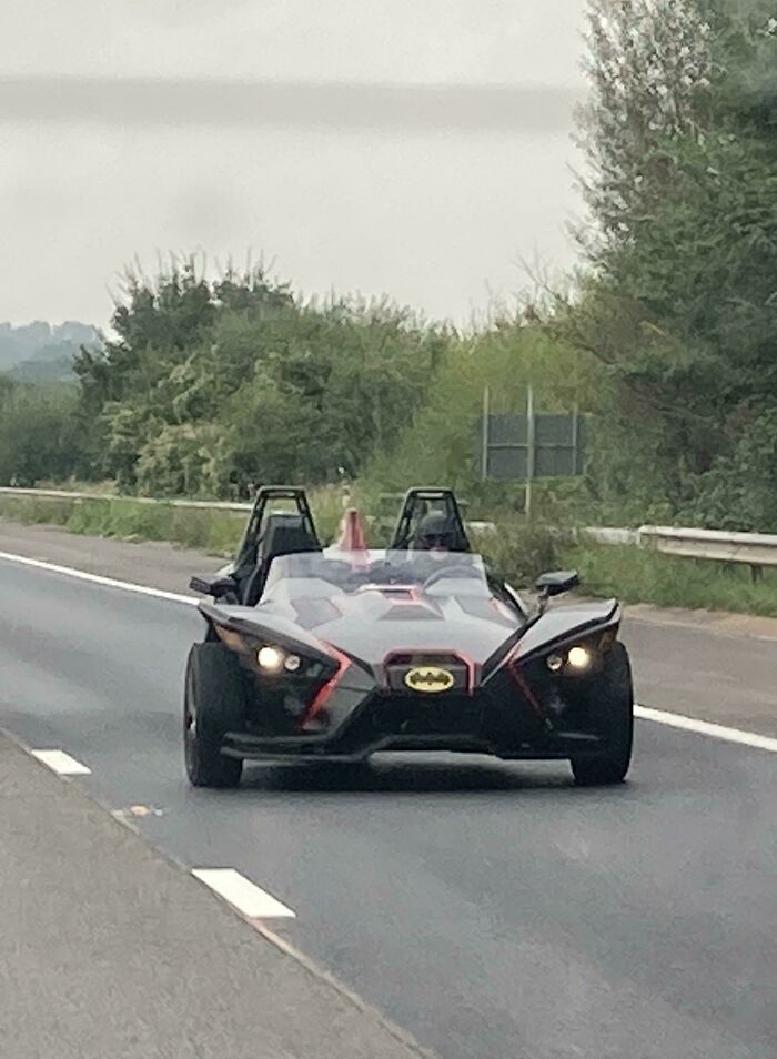 Me he cruzado con Batman en la M5. Qué bueno saber que está cuidando de nosotros