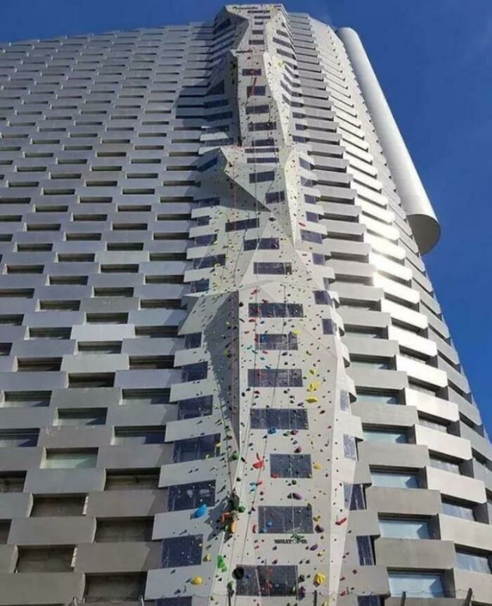 Pared de escalada de 80 metros en el lateral de una planta eléctrica en Copenhague, Dinamarca