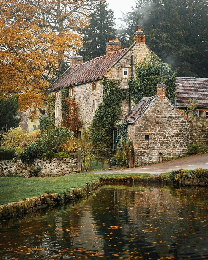 Casa de piedra en el pueblecito de Tissington, Derbyshire, Inglaterra