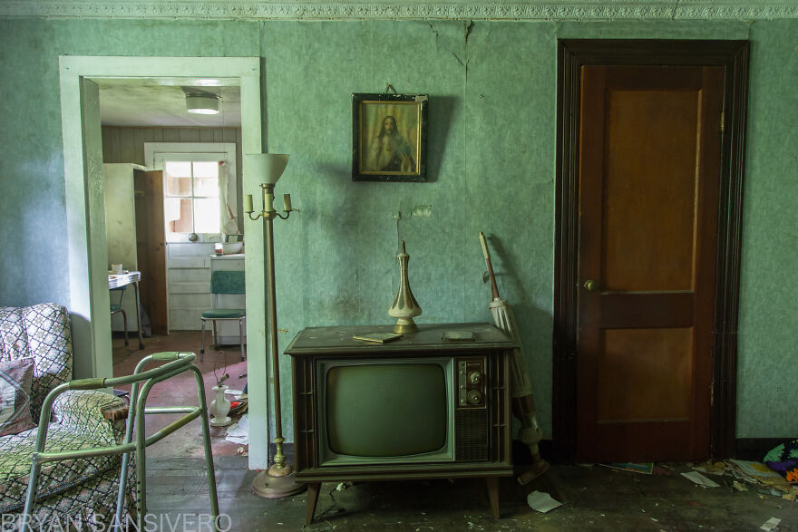 I Photographed The Abandoned Home Of A WWII Veteran And It's Like A Time Capsule
