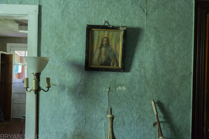 I Photographed The Abandoned Home Of A WWII Veteran And It's Like A Time Capsule