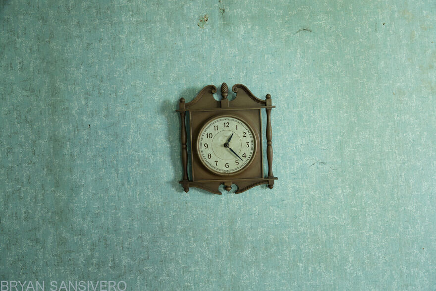 I Photographed The Abandoned Home Of A WWII Veteran And It's Like A Time Capsule