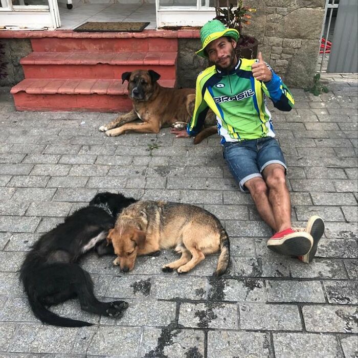 Account On Instagram Shows The Friendship Between Brazilian Homeless People And Their Dogs (183 Pics)