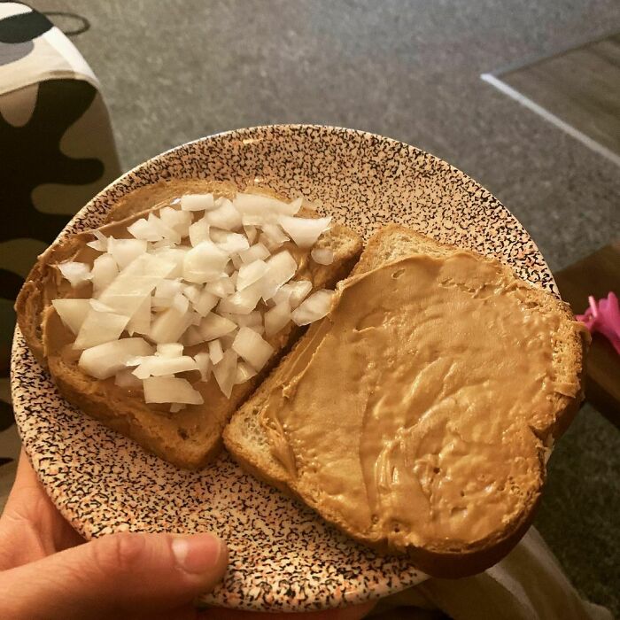 A la mayoría de la gente le gusta la crema de cacahuate con mermelada. Mi favorito es el de crema de cacahuate y cebolla