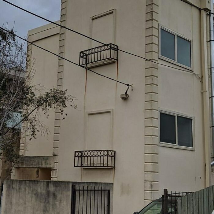 No son balcones, es para ponerles heno a las jirafas