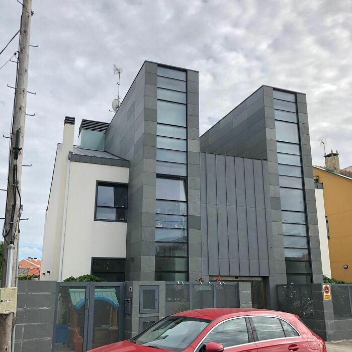 Did They Build The White House First Or The Grey Twin Tower Monoliths?