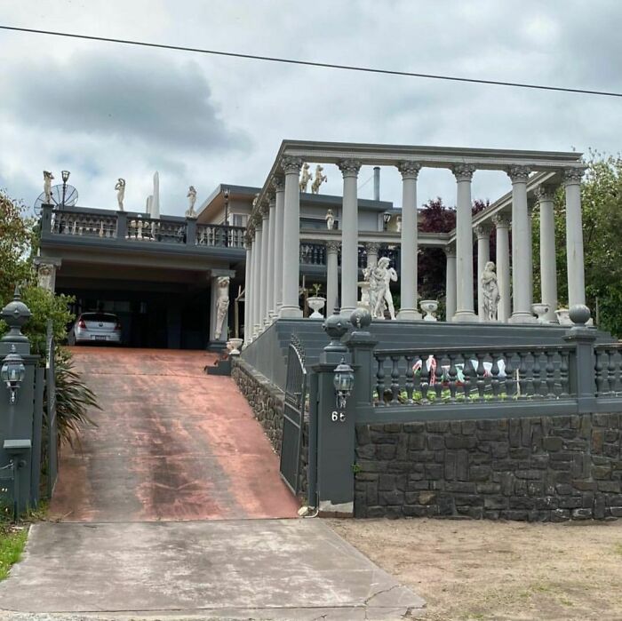 Solo faltan los leones de escayola