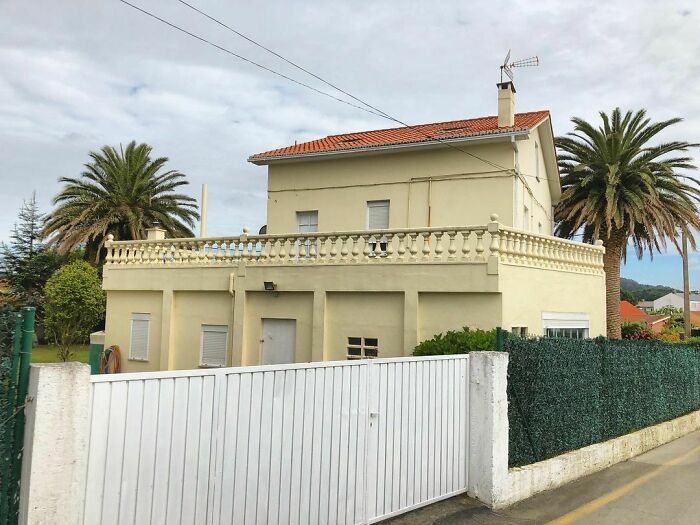 Big Terrace > Big Livingroom