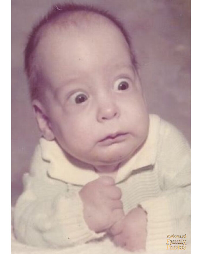 Esta es una foto de mi hermano. El fotógrafo estaba tratando de hacer que mirara a la cámara y chasqueó los dedos y accidentalmente asustó a mi hermano.