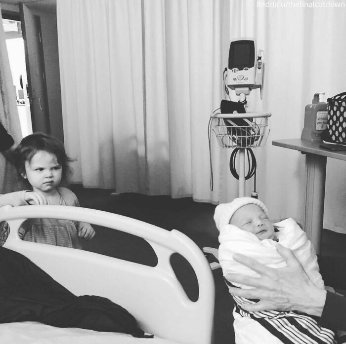 El momento en que mi hija mayor conoció a su nueva hermanita