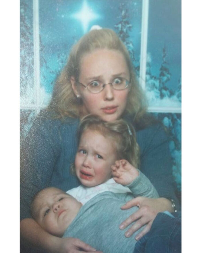 Estuve 45 minutos en fotos familiares con dos niños hambrientos y malhumorados. Nada era bueno. El fotógrafo me preguntó cinco veces si realmente quería comprar las fotos y le dije que sí. Esta fue mi foto navideña más popular