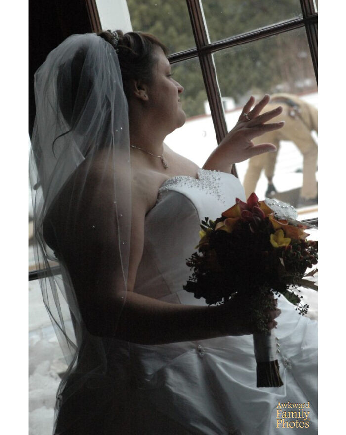 Fotografié la boda de mi cuñada (la hermana de mi marido). Sabía que la ventana daba a una parte del tejado del hotel, pero no me di cuenta de los trabajadores hasta que tomé unas cuantas fotos. Cuando llegué a casa y descargué todas las fotos, no pude dejar de reírme cuando vi esto. Por suerte, ella tiene un buen sentido del humor y me permitió compartirlo con ustedes
