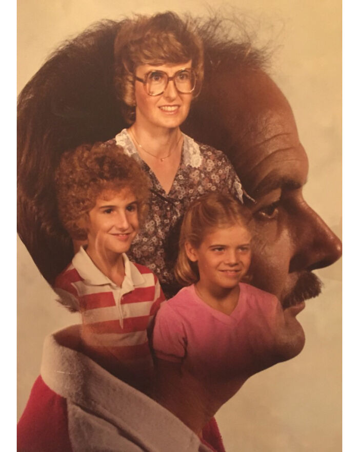 Esta foto de mi tío, mi tía y mis primos se exhibió con orgullo en su casa durante años