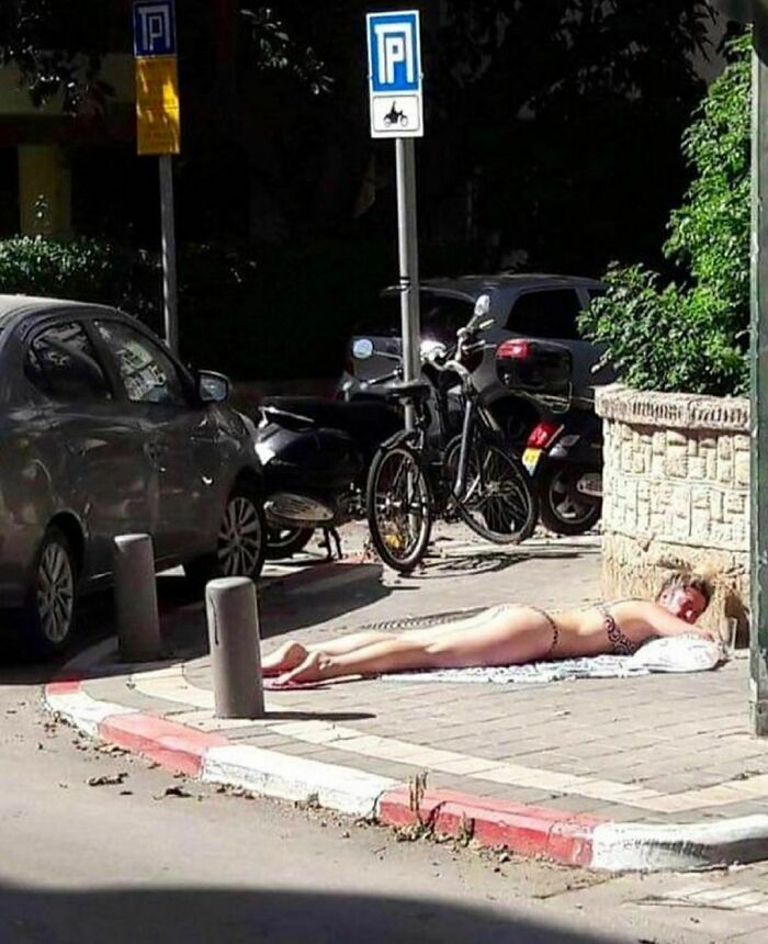 "I Want To Leave" Is Pretty Much The Weirdest Instagram Account, And Here Are 50 Pictures To Prove It