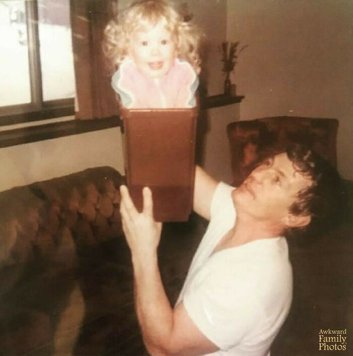 Mi papá solía balancearme en un pequeño bote de basura y era muy divertido. No sabía que era raro hasta que pregunté por ahí y descubrí que los padres de nadie más los balanceaban en botes de basura