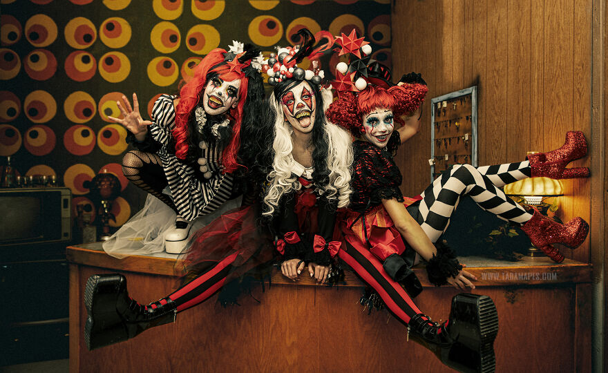 I Photographed Creepy Clowns In A Haunted House And The Results Are Terrifying