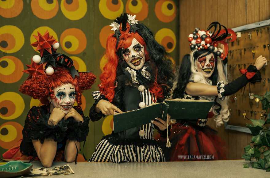 I Photographed Creepy Clowns In A Haunted House And The Results Are Terrifying