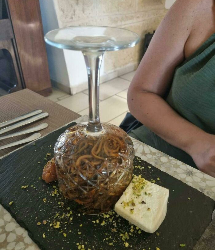 ¡La madre de un amigo fue a un restaurante y tomó un vaso de pasta! ¡Al revés!