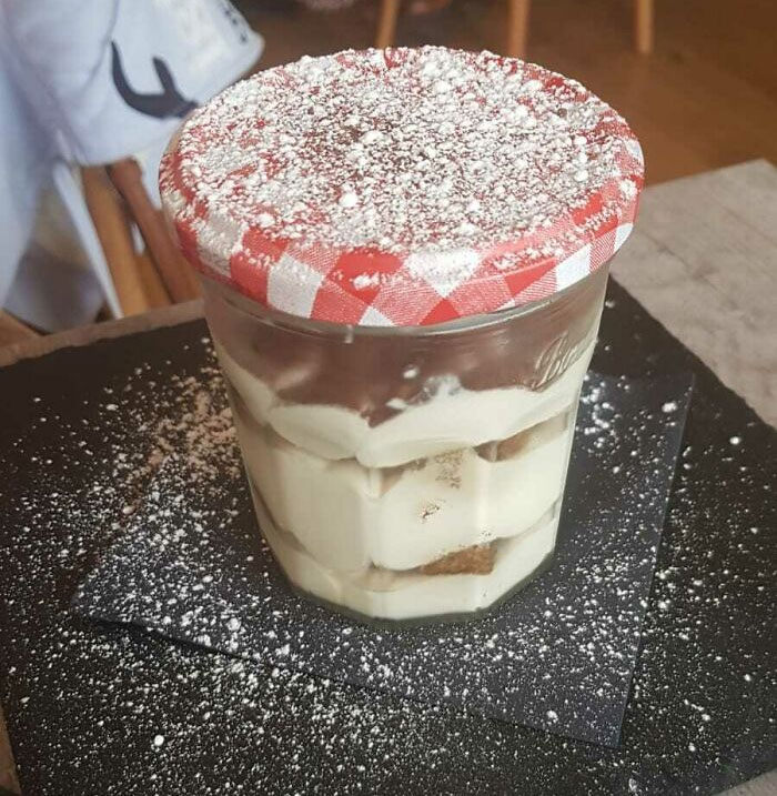 Un amigo pidió tiramisú en Escocia. ¿Por qué han puesto el azúcar en la tapa?