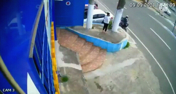 This Dog Dad Waited Outside A Vet Clinic While The Mother Gave Birth To 6 Puppies