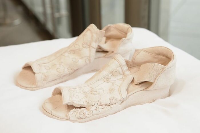 Japanese Artist Makes Ceramic Sculptures That Look Like They're Made Of Fabric