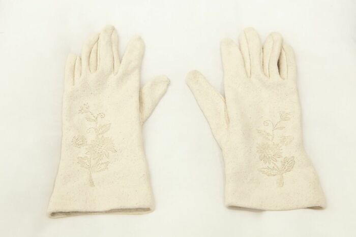 Japanese Artist Makes Ceramic Sculptures That Look Like They're Made Of Fabric