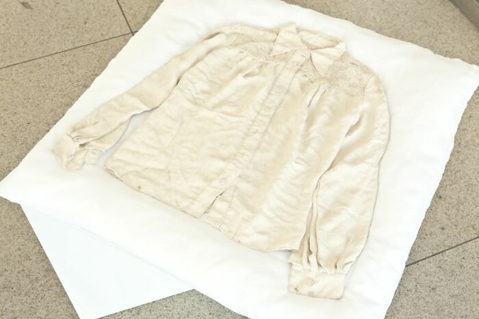 Japanese Artist Makes Ceramic Sculptures That Look Like They're Made Of Fabric