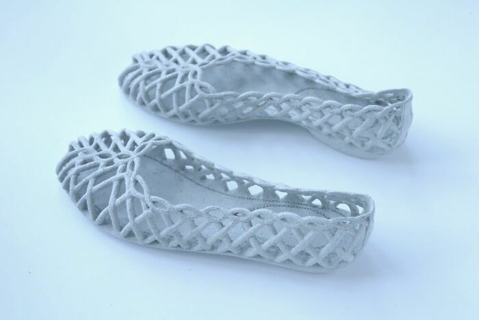 Japanese Artist Makes Ceramic Sculptures That Look Like They're Made Of Fabric