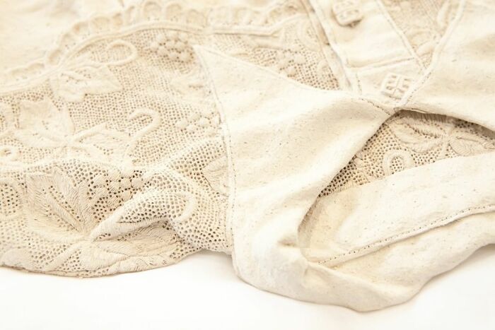 Japanese Artist Makes Ceramic Sculptures That Look Like They're Made Of Fabric