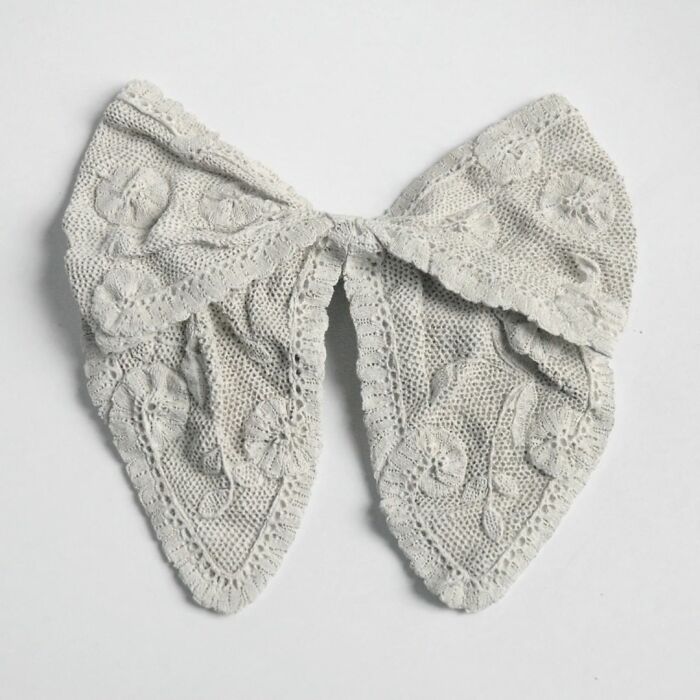 Japanese Artist Makes Ceramic Sculptures That Look Like They're Made Of Fabric