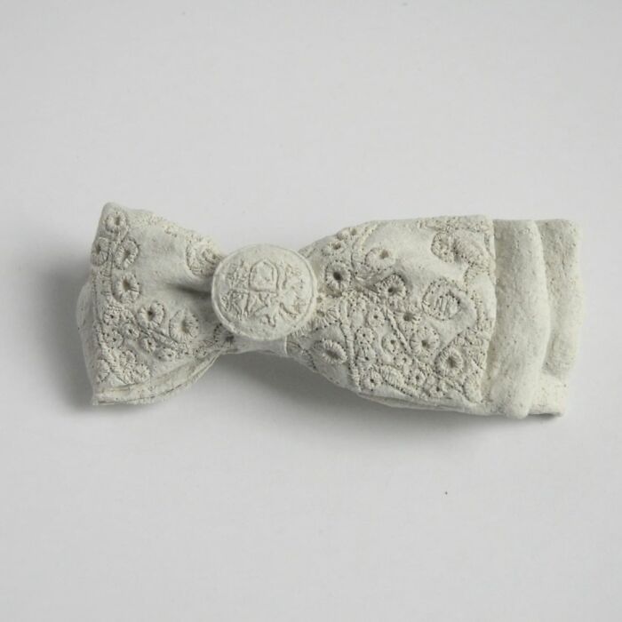 Japanese Artist Makes Ceramic Sculptures That Look Like They're Made Of Fabric