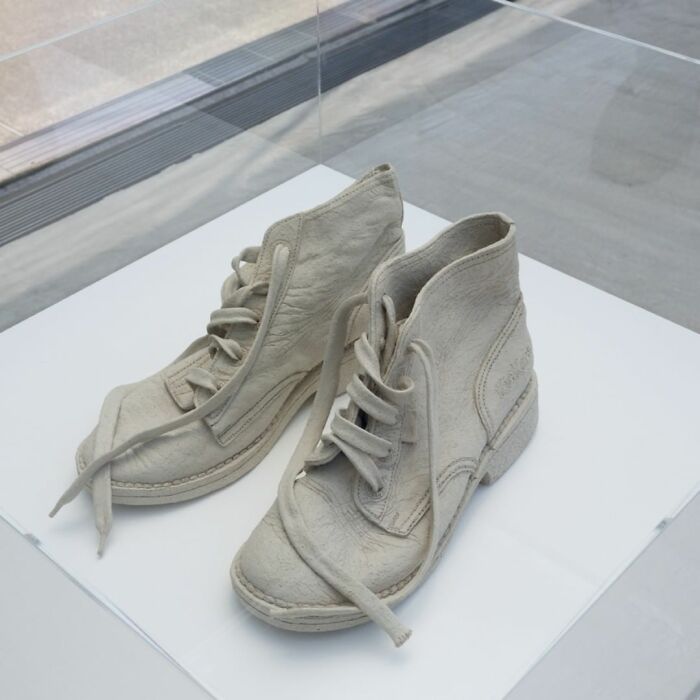 Japanese Artist Makes Ceramic Sculptures That Look Like They're Made Of Fabric