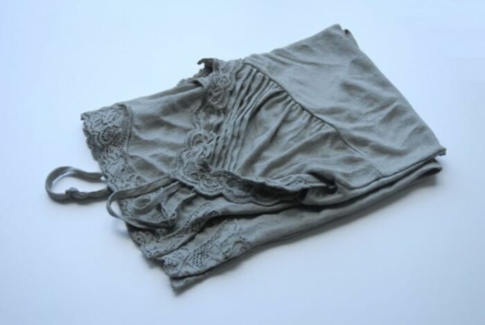 Japanese Artist Makes Ceramic Sculptures That Look Like They're Made Of Fabric